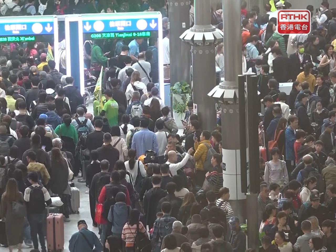 1月1日為內地旅客入境高峰，約有22萬內地旅客人次訪港。（港台圖片）