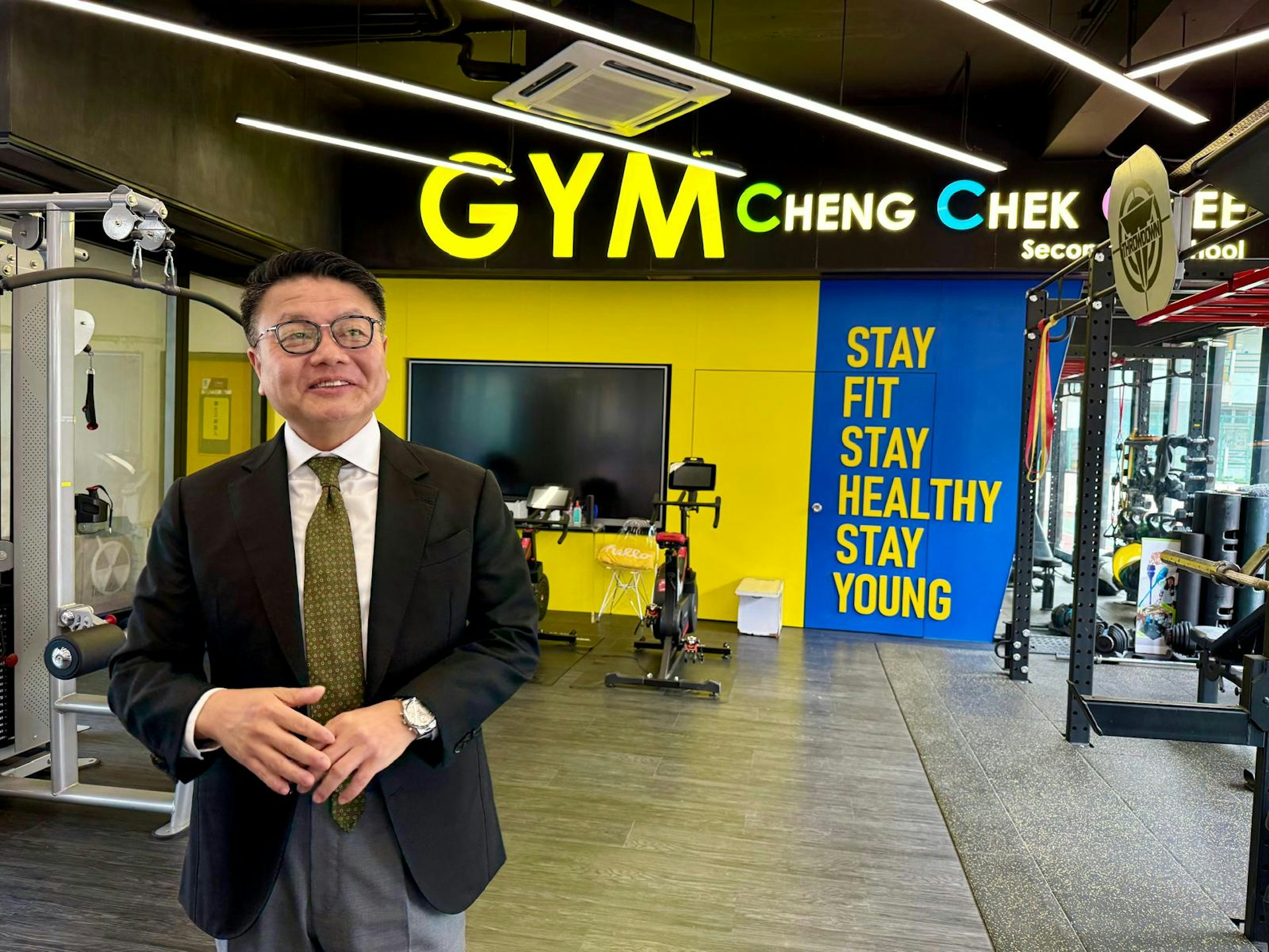 郑植之中学内的健身室设备齐全，李校长笑言很喜欢与学生一起运动。（萧辉浩摄）