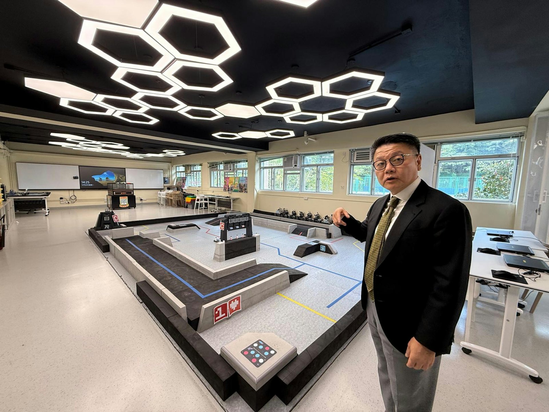 李校长指校内的STEM室实而不华，很多学生喜留下自学。（萧辉浩摄）