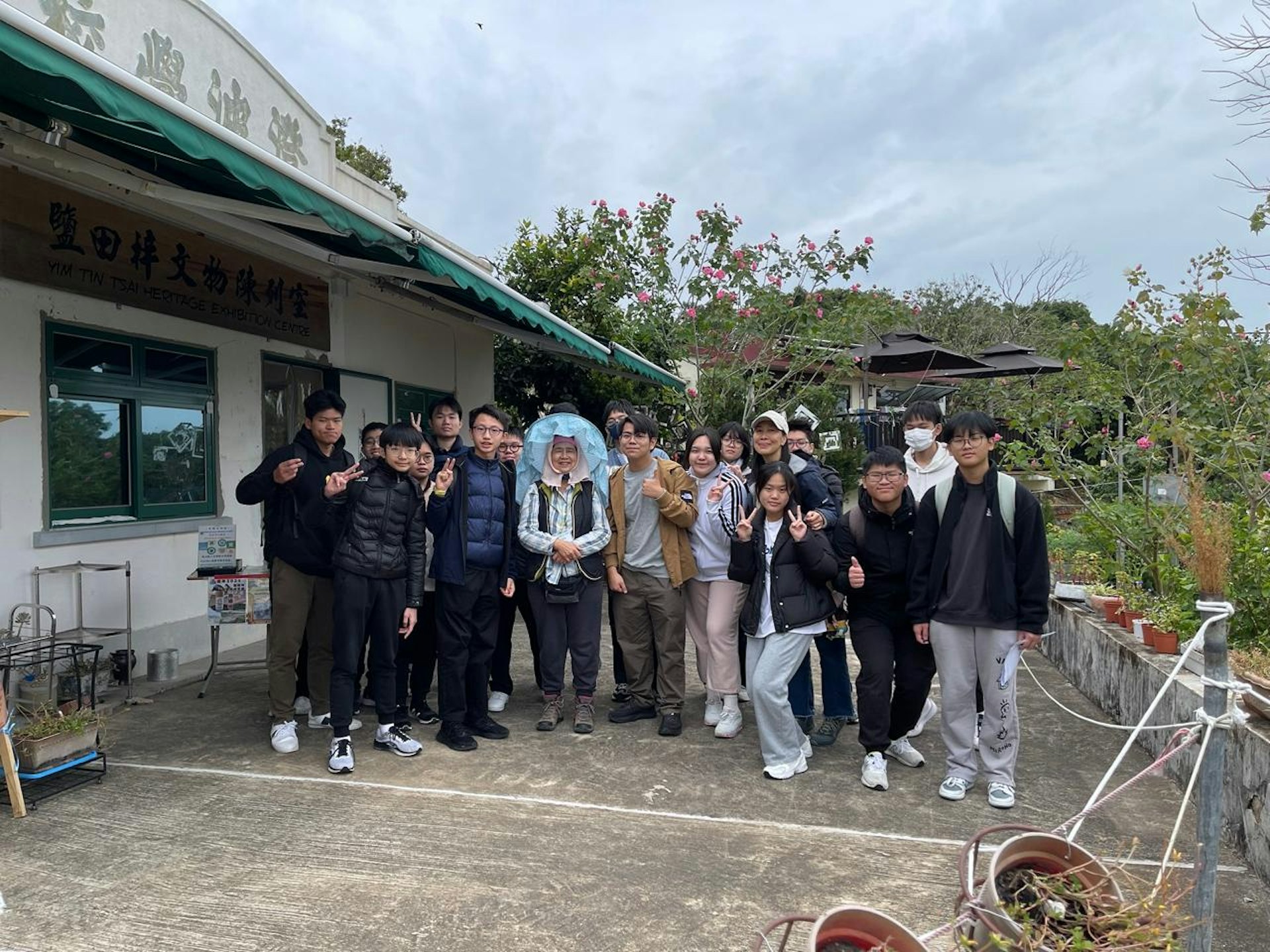 学生前往“盐田梓”观察晒盐过程，除学习蒸馏与结晶原理，也能了解独特的客家天主教文化及捕鱼村落历史。（郑植之中学提供图片）