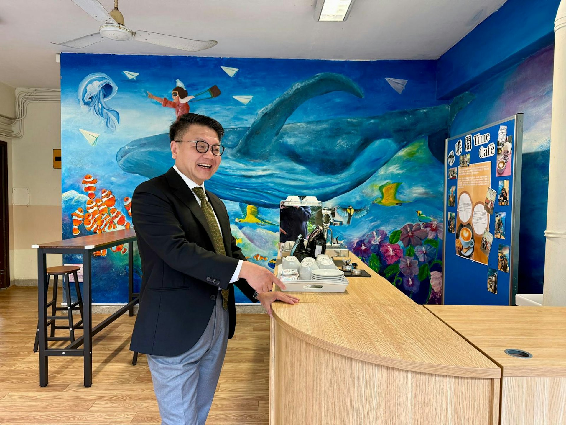 校内的咖啡角由学生亲手绘制壁画装饰，展现艺术创意。（萧辉浩摄）