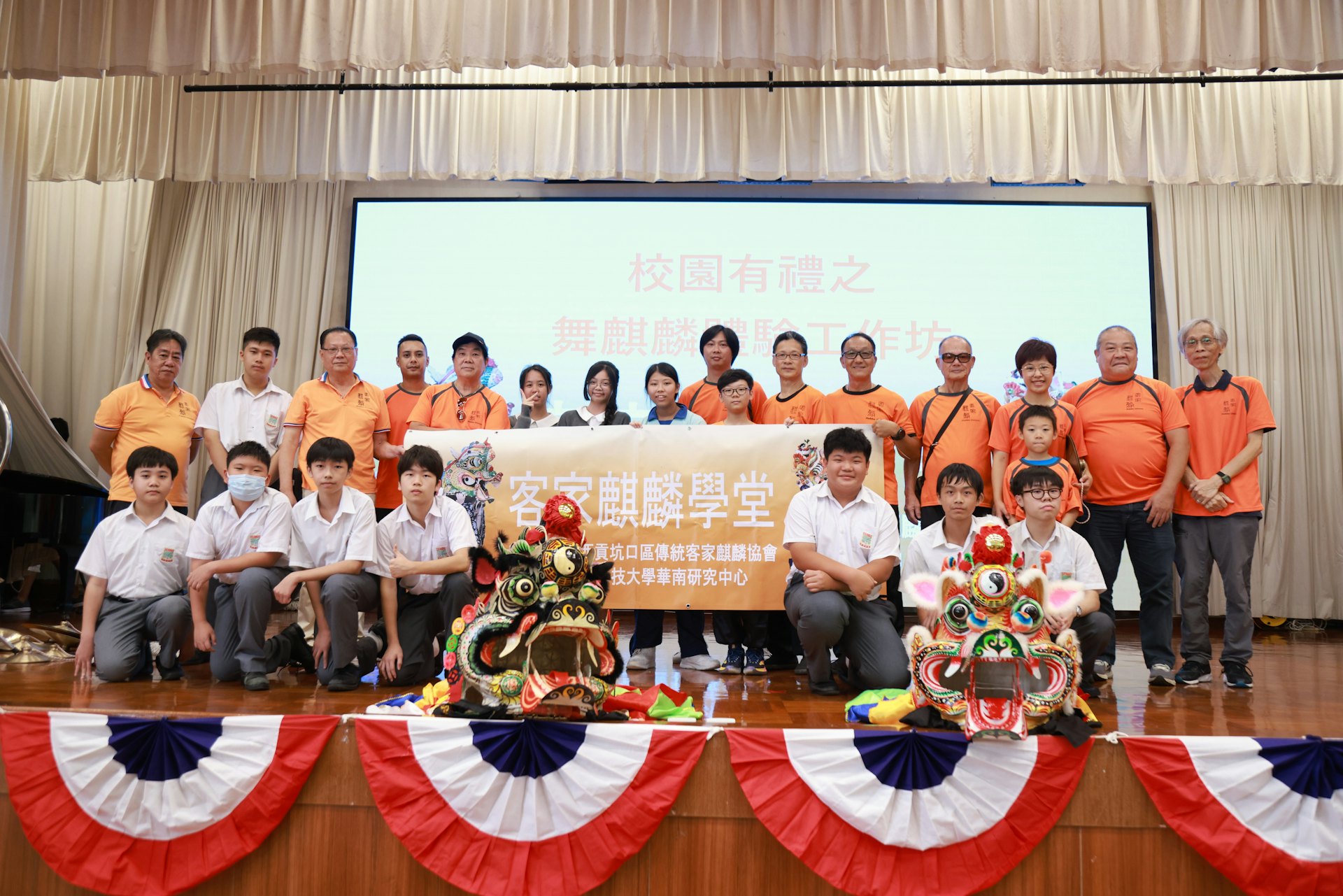 学校亦有安排学生学习客家文化“舞麒麟”。（郑植之中学提供图片)）