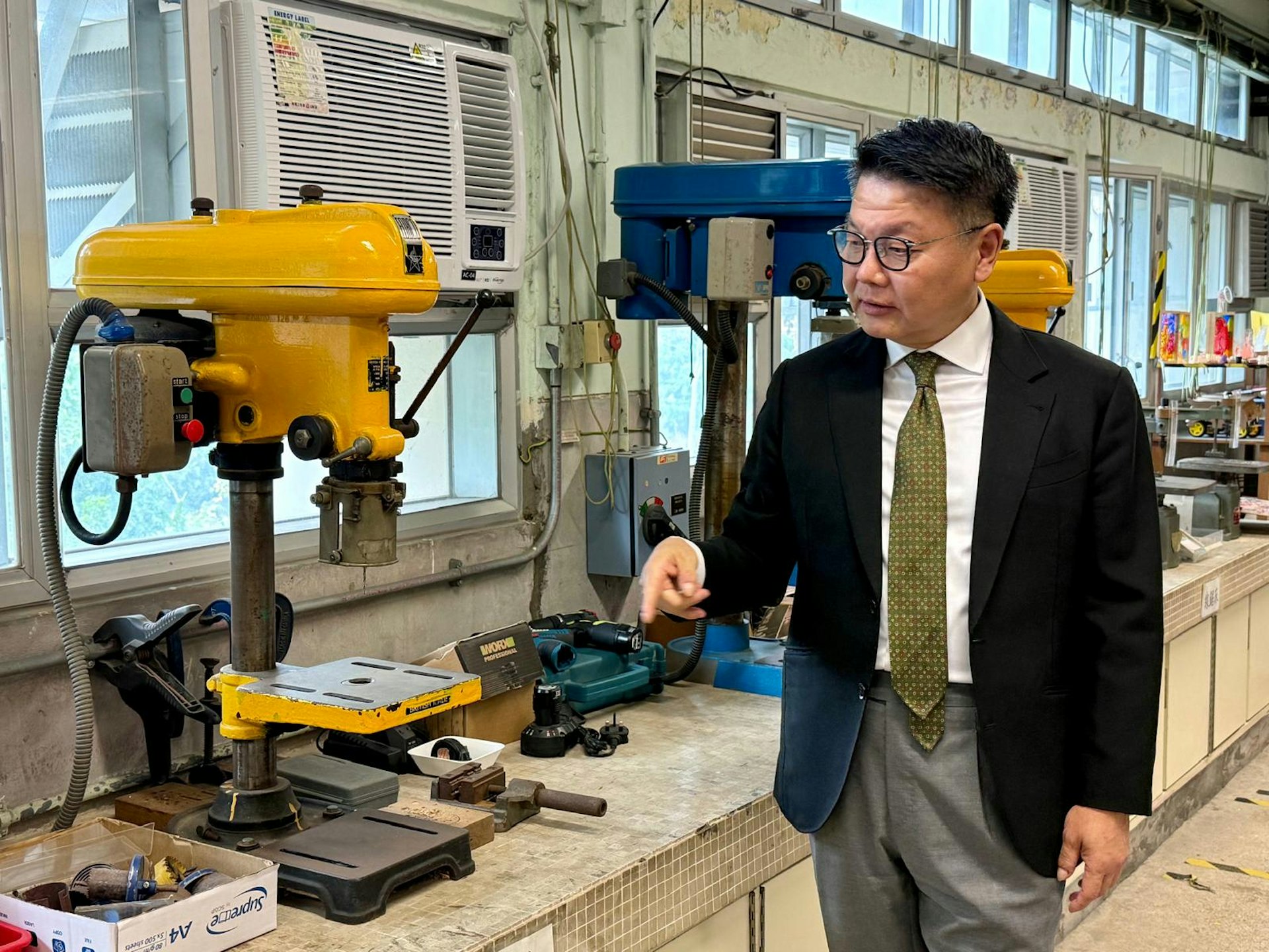 设计与科技（D&T）室内仍有不少“古董”级别的重型机器，学校不时邀请退休老教师担任客席导师，推动“师徒制”。（萧辉浩摄）