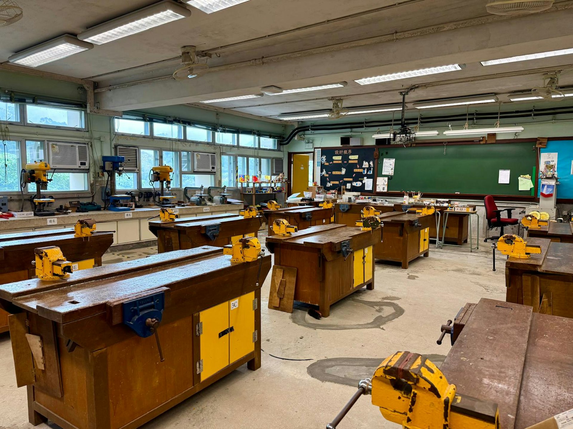 学校仍然保留木工与金工以及家政，强调手作的重要，将理论与实践结合。（萧辉浩摄）