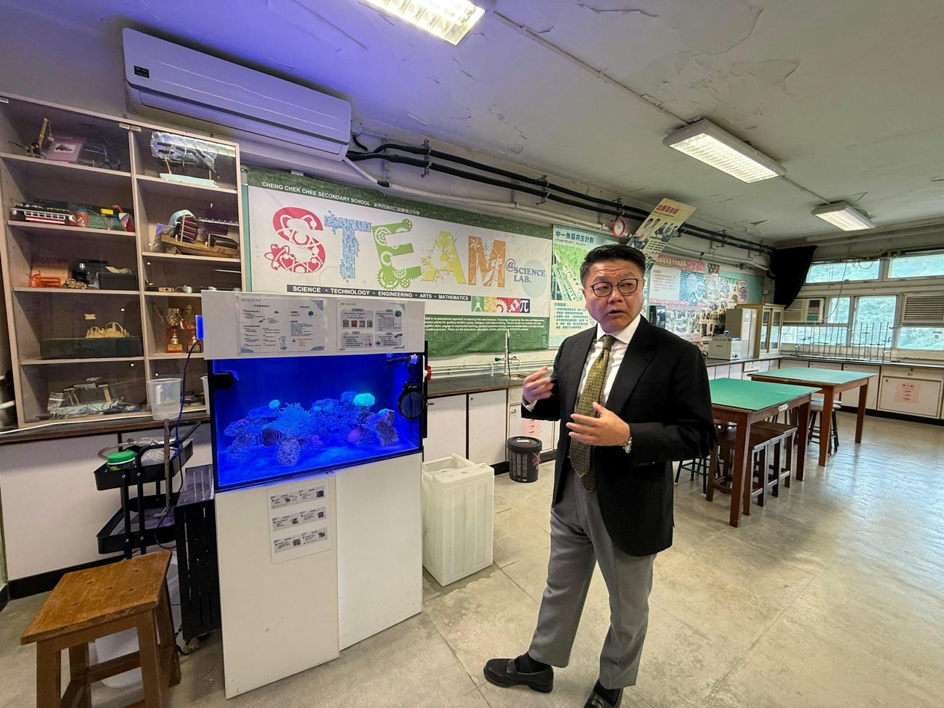 校内更设有水缸，让学生担任“珊瑚大使”照顾受损的珊瑚，学习保育。（萧辉浩摄）