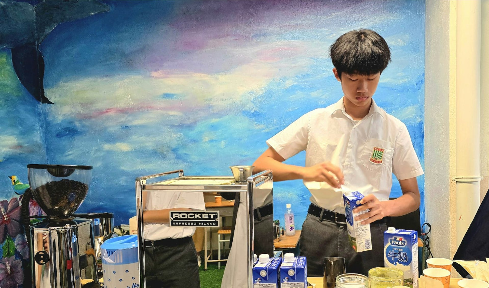 学生除要学冲咖啡，亦需要学习营商技能，包括成本计算与定价策略，以获得真实的商业体验。（郑植之中学提供图片）