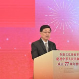 講者在講台發言的普通活動照片,資訊價值低(25/100) 講者在講台發言的普通活動照片,資訊價值低
