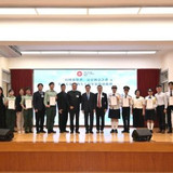 僅為一般活動大合照,且背景文字模糊不清,資訊量極低。(25/100) 僅為一般活動大合照,且背景文字模糊不清,資訊量極低。