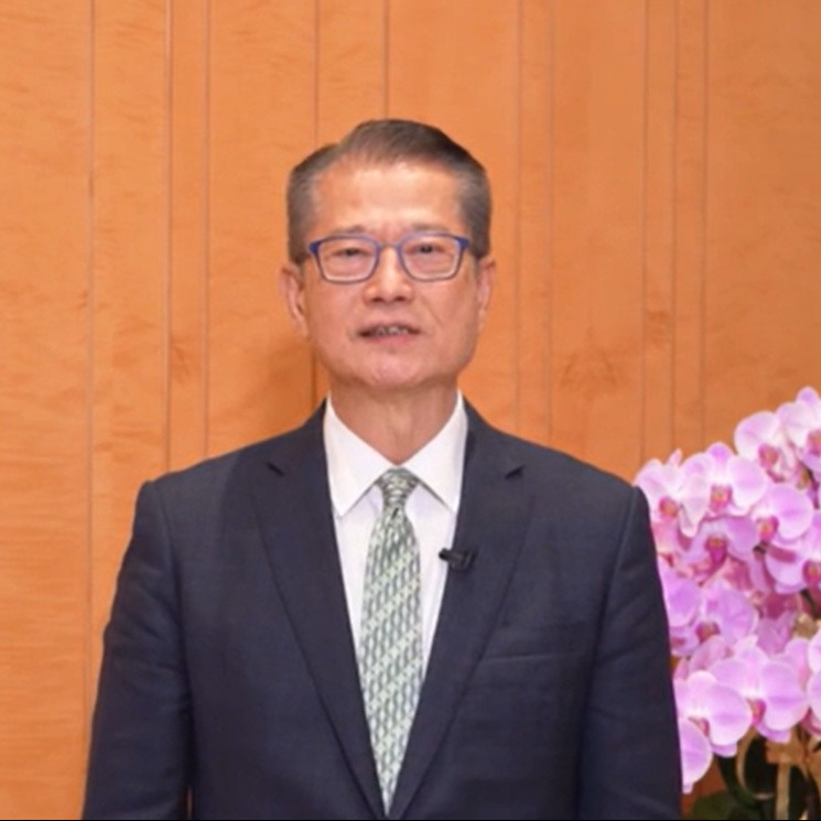 僅為受訪者或新聞人物的半身人像畫面,缺乏實質新聞資訊(5/100) 僅為受訪者或新聞人物的半身人像畫面,缺乏實質新聞資訊