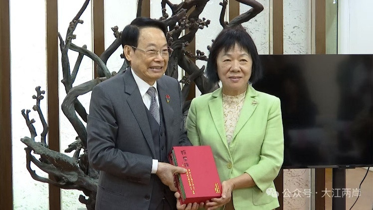 萧晖荣教授赠书顾汉萍