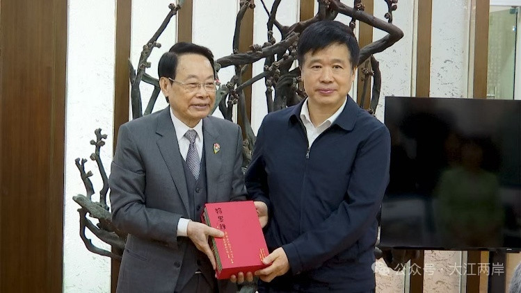 萧晖荣教授向江苏省文联赠书,何超书记代为接受赠书