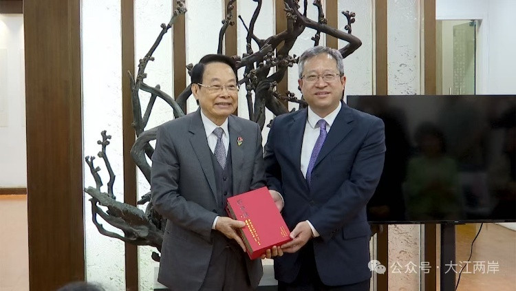 萧晖荣教授向江苏省委统战部赠书,刘步健副部长代为接受赠书