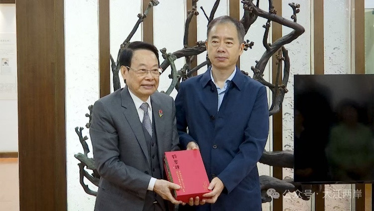 萧晖荣教授向南京中山陵园管理局赠书,副局长陈俊峰代为接受赠书