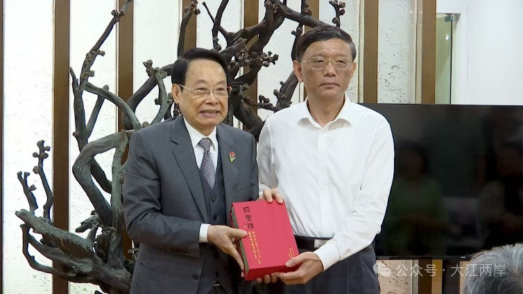 萧晖荣教授向江苏中华文化学院赠书,潘漫书记代为接受赠书