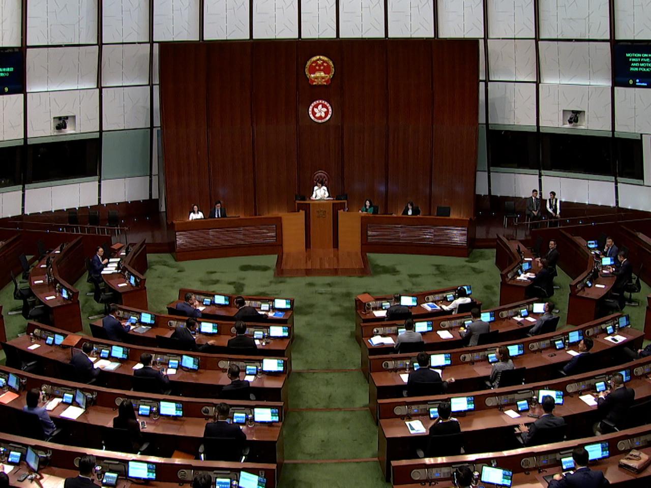 立法会第二日辩论香港首个五年规划及施政报告的议案。