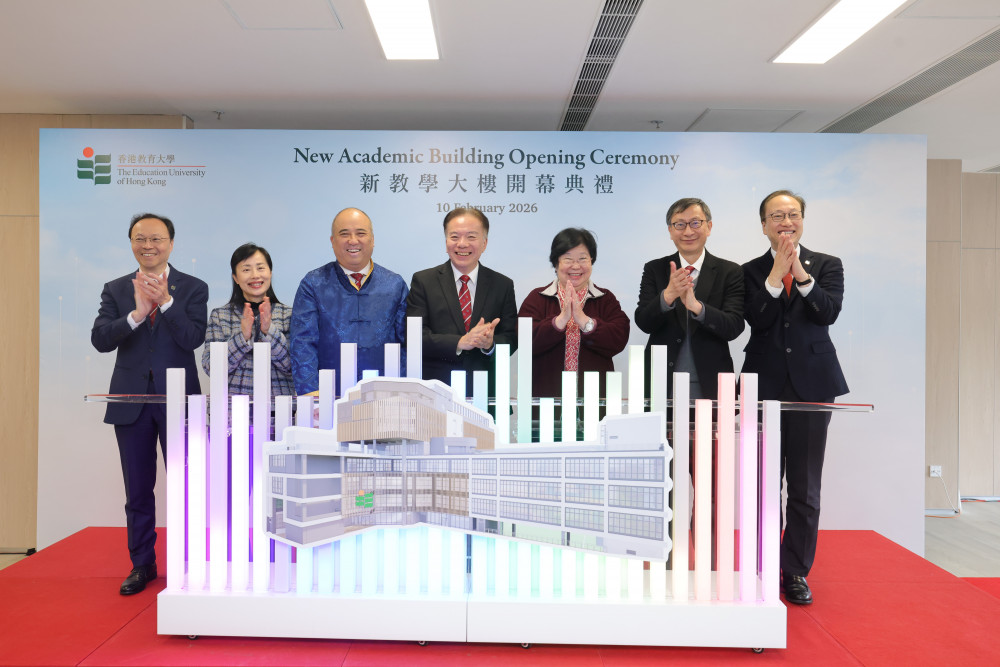 典禮由校董會主席黃友嘉博士（左四）和校長李子建教授（右二）主禮，出席嘉賓包括校董會副主席陳浩華教授（左三）、司庫凌潔心女士（右三）、副校長（學術）鄭美紅教授（左二）、副校長（研究與發展）陳智軒教授（右一）、副校長（行政）方永豪博士（左一）