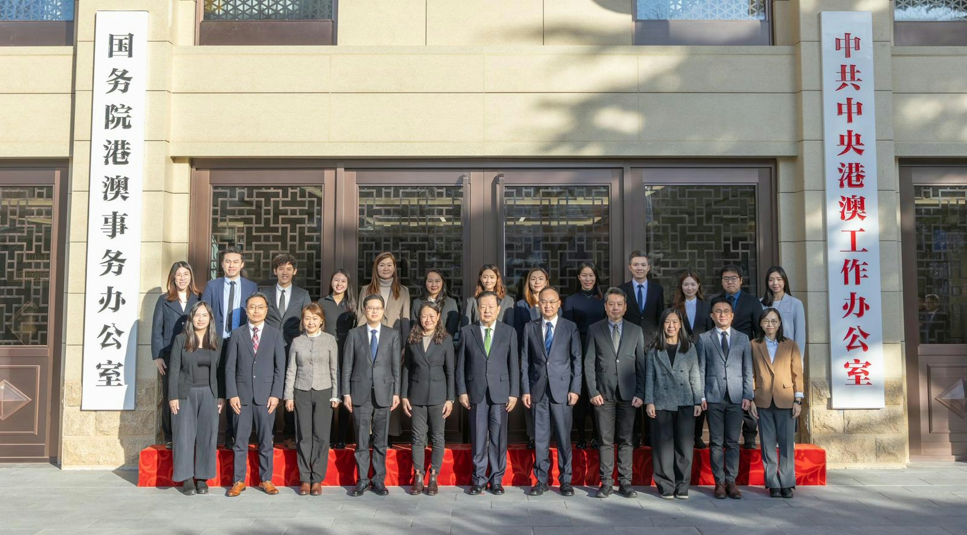 1月13日,港澳办主任夏宝龙和副主任农融会见政府新闻处处长廖李可期及港府新闻主任。(政府新闻处)