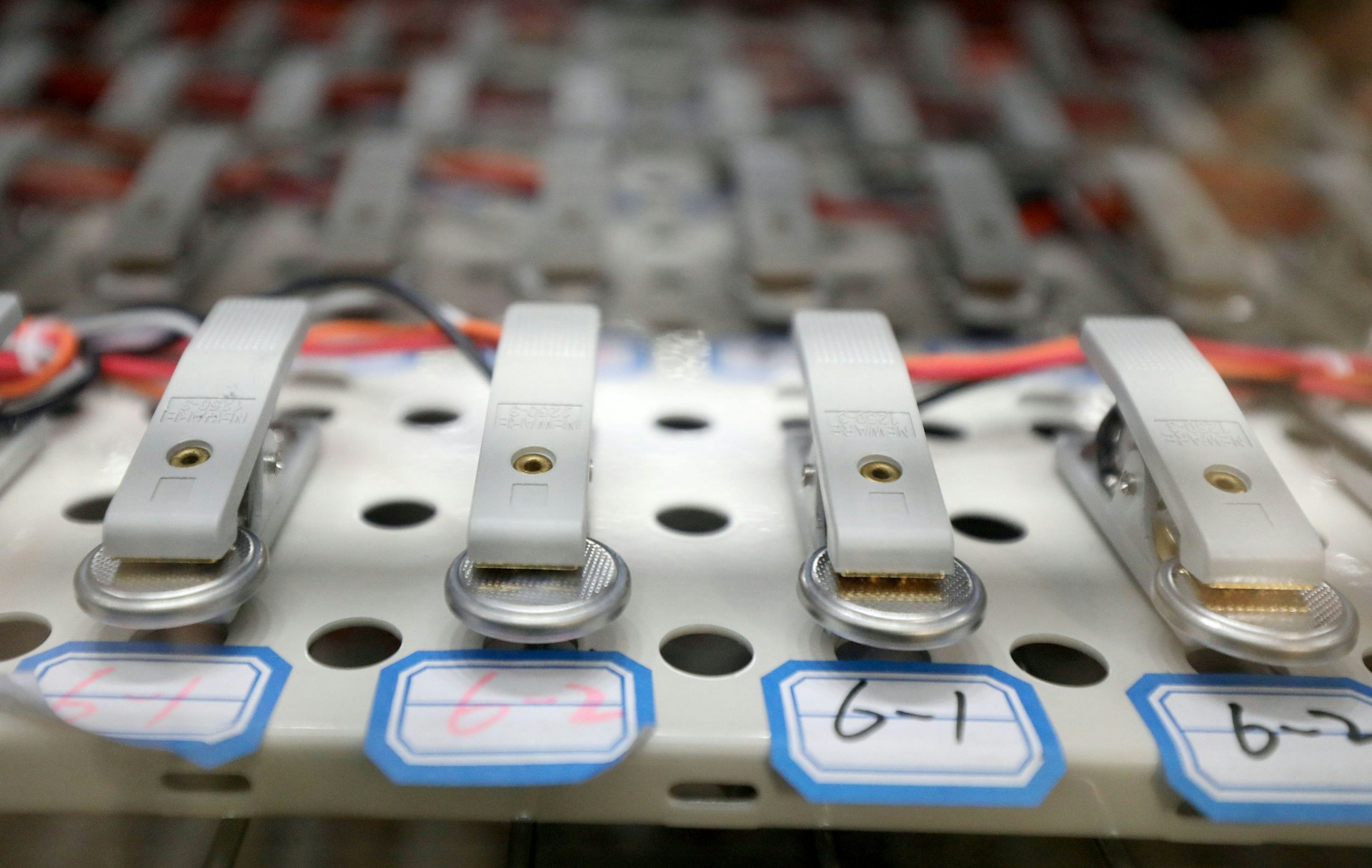 「富鋰層狀氧化物」(LLOs)被認為是鋰離子電池的「終極正極材料」。(城大提供圖片)