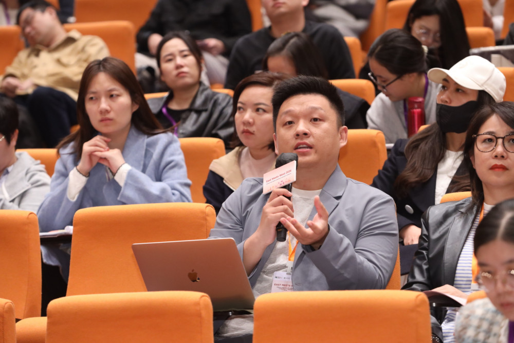 与会者向讲者提问,现场反应热烈