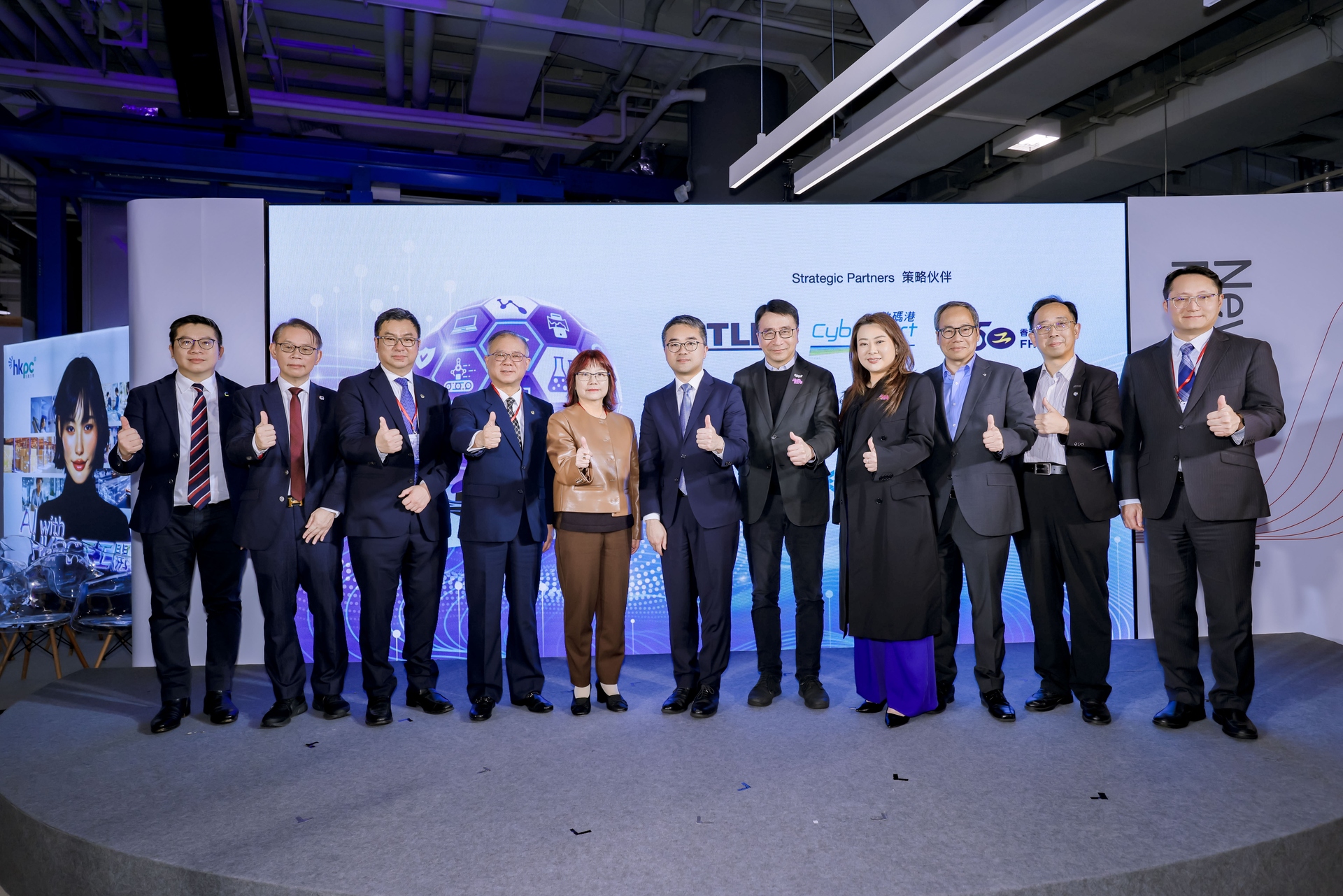 主礼嘉宾与业界代表合照Group photo of officiating guests and industry representatives