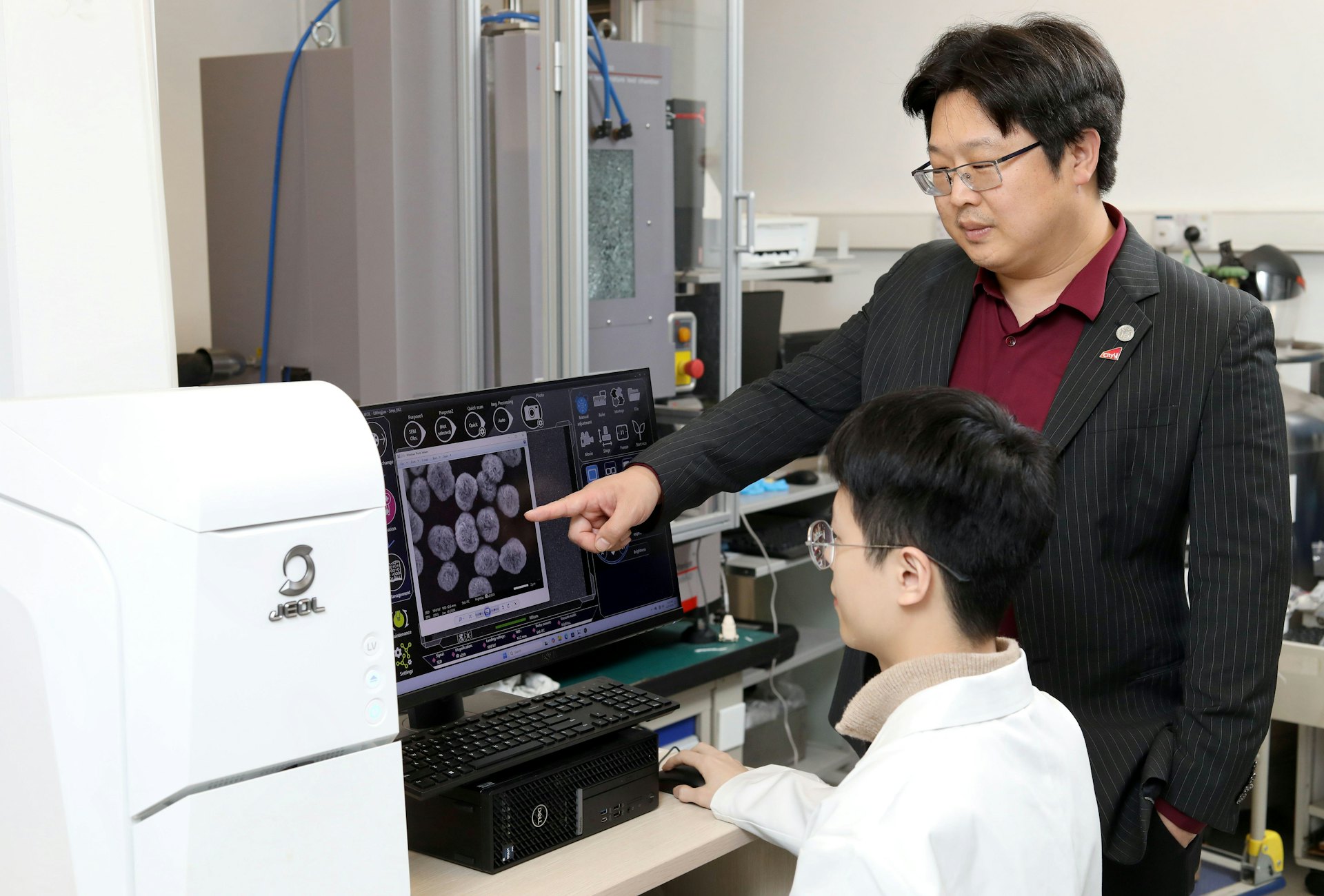 城大物理學系劉奇教授(中)領導的「開創下一代鋰離子電池的先進正極材料」項目,
獲「產學研1+計劃」撥款資助。(城大提供圖片)