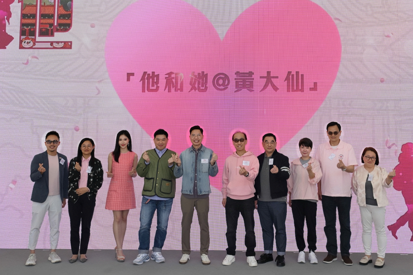 （左起） 黃大仙區議會提振地區經濟專責工作小組主席李鎧麟先生、嗇色園行政總裁冼碧珊女士、女主角倪樂琳、 導演葉念琛、 黃大仙民政事務專員胡鉅華先生, JP 、香港旅遊業議