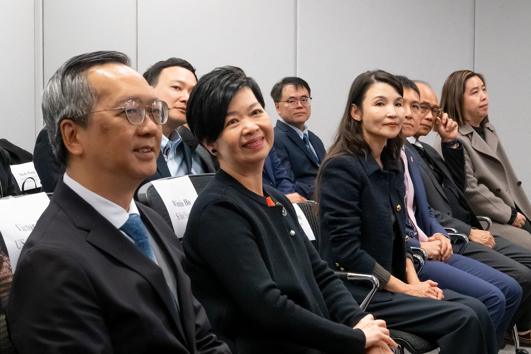 可能是包含下列内容的图片：一人或多人和文字