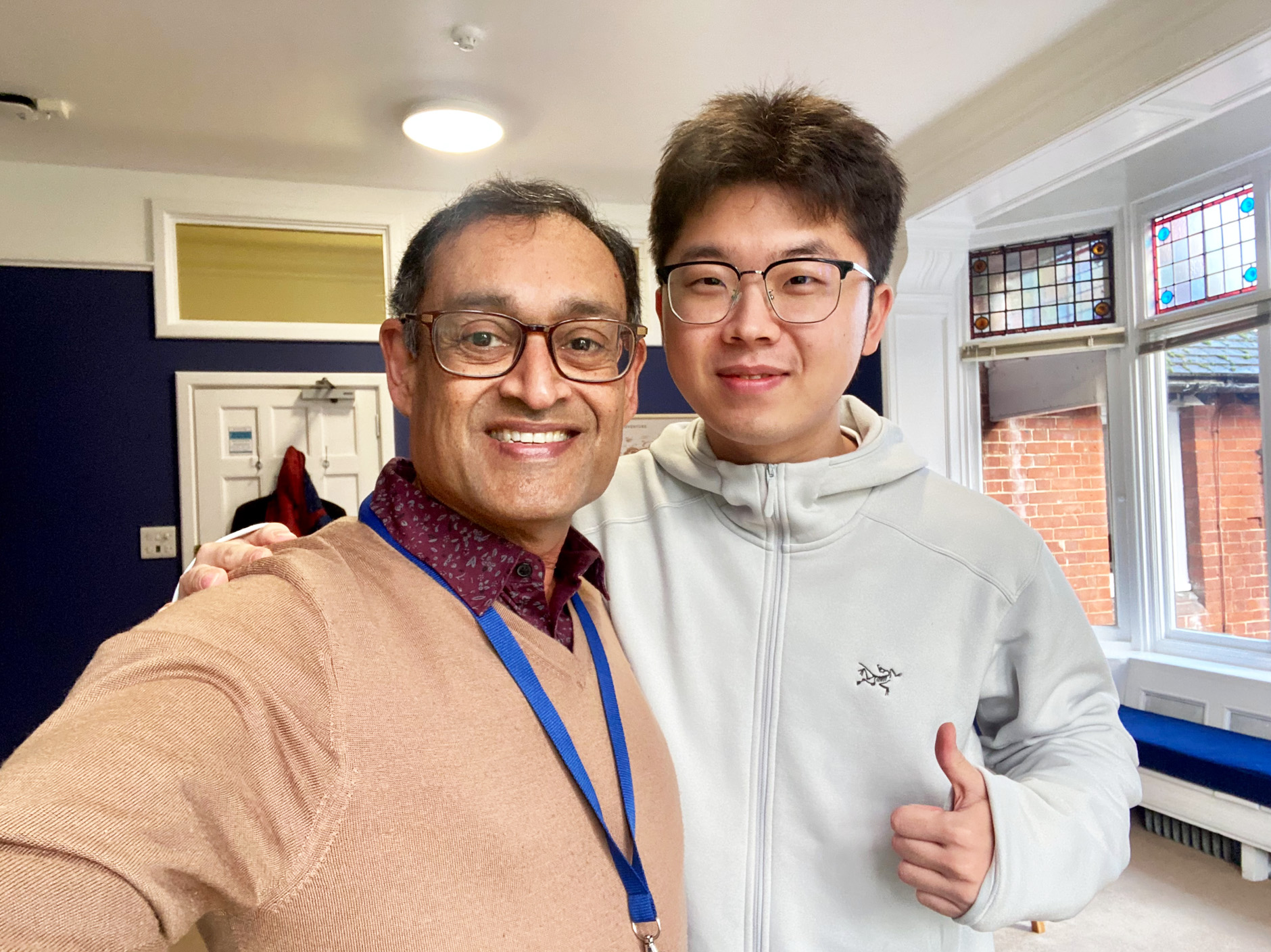 祉豪與院長 Menon 先生合照