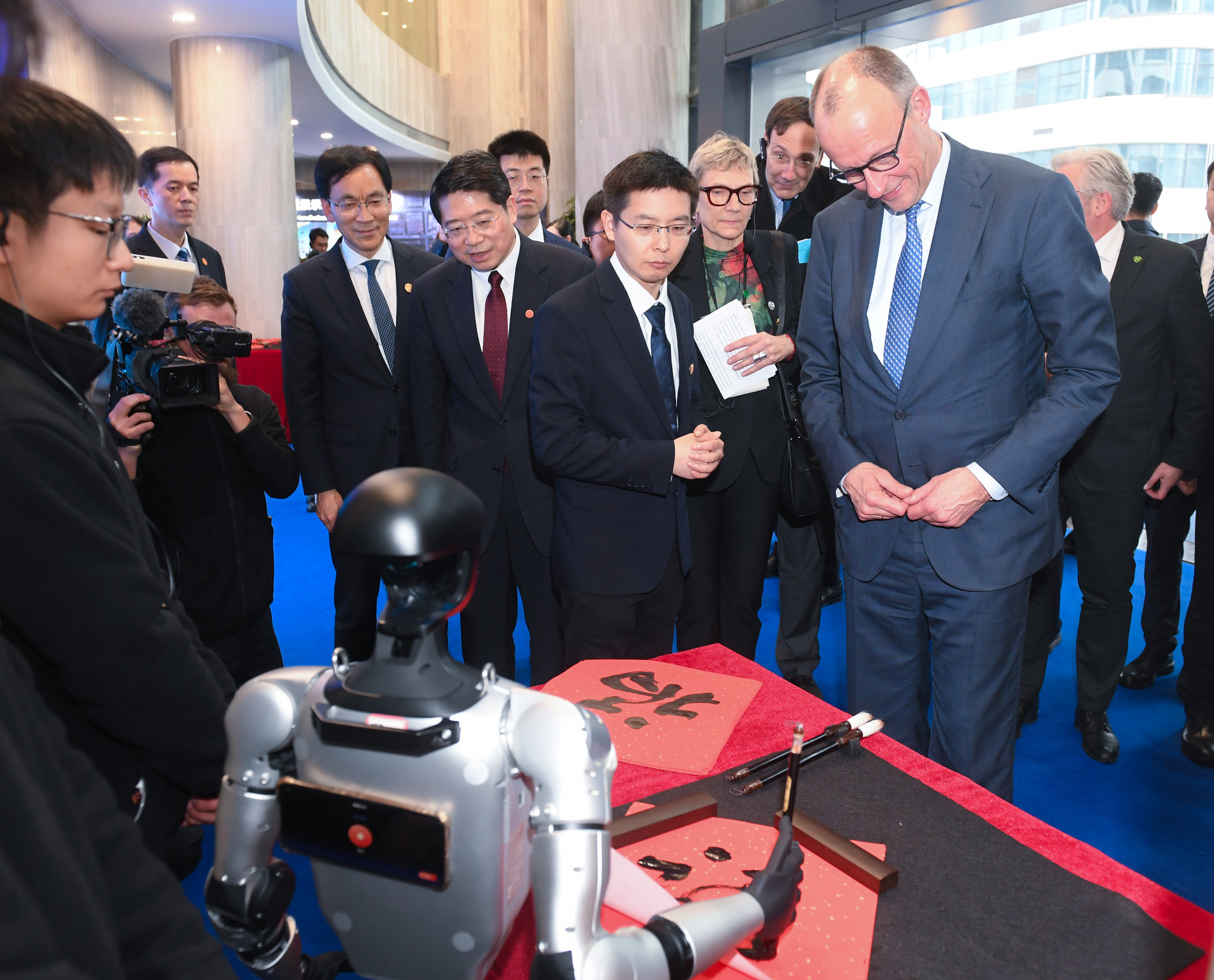 （XHDW）（1）德国总理默茨抵达杭州继续中国之行XxjpsgC000227_20260226_PEPFN0A001