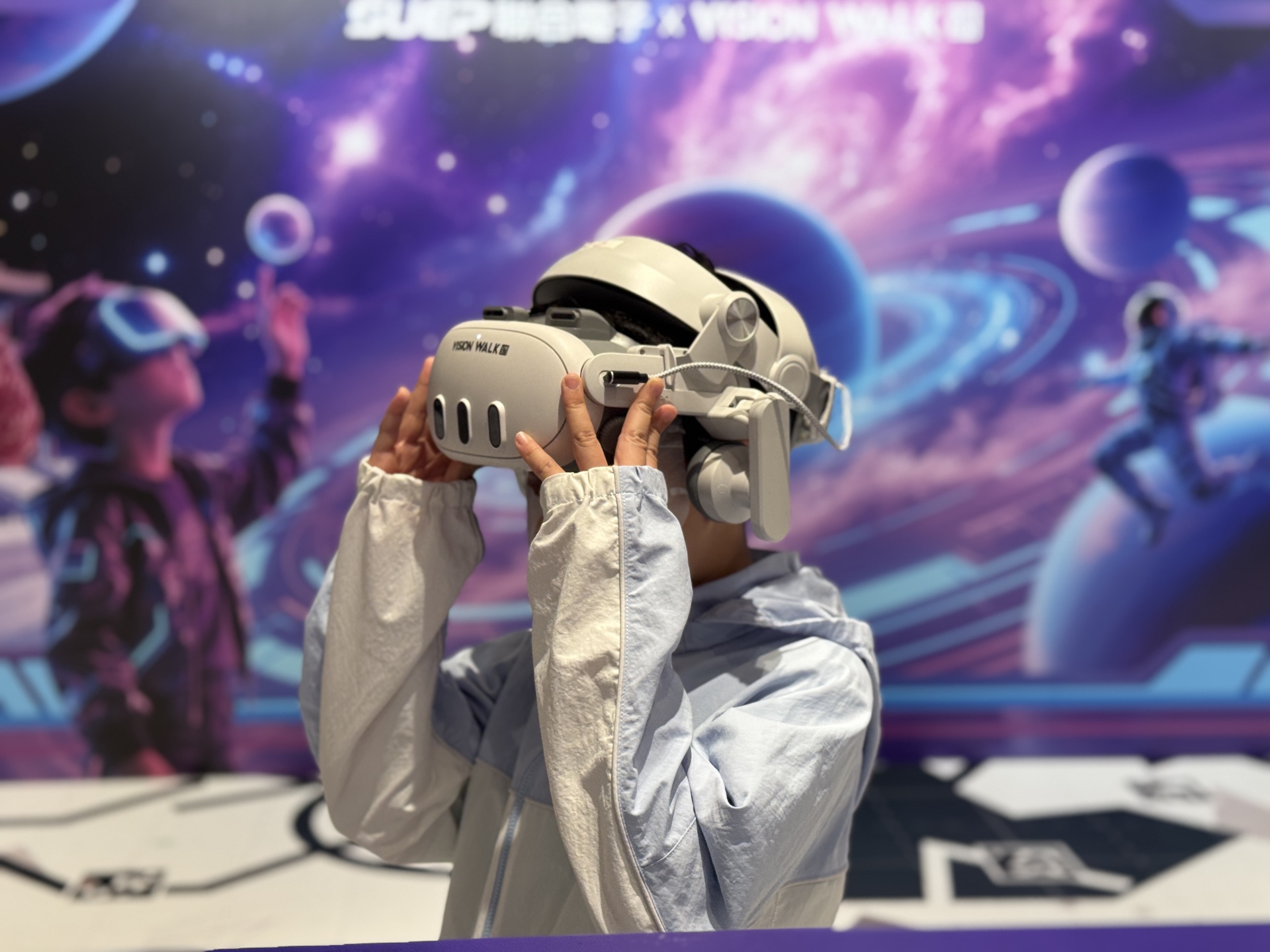 同學體驗VR閱讀空間