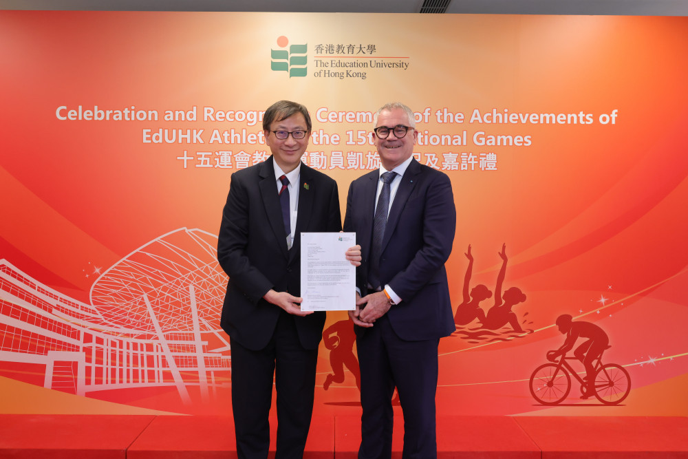 校长李子建教授(左)感谢香港体育学院单车总教练达海飞先生(右)应允出任教大客席教授(实践),认为将为同学带来宝贵的国际视野与专业知识