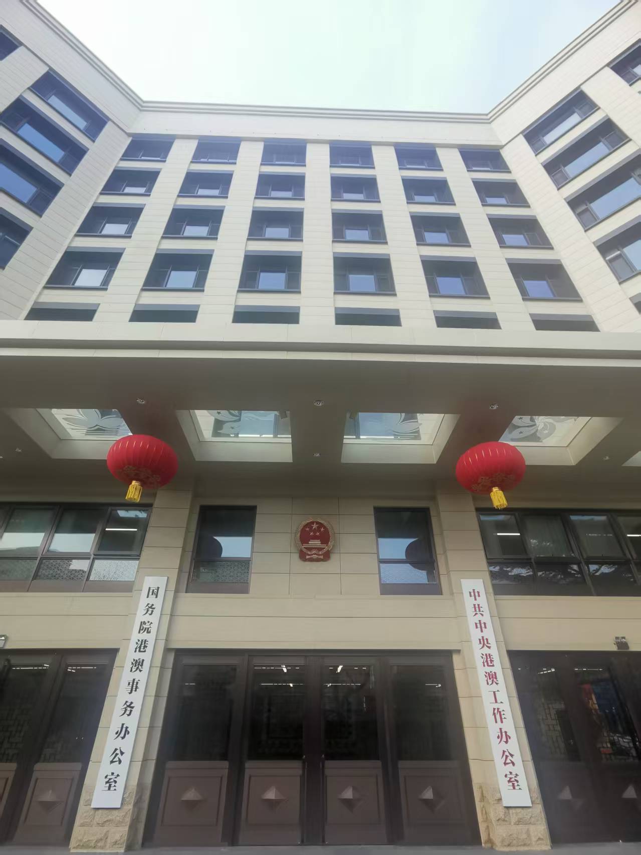 主楼外玻璃遮雨棚上雕刻著紫荆花与莲花图案