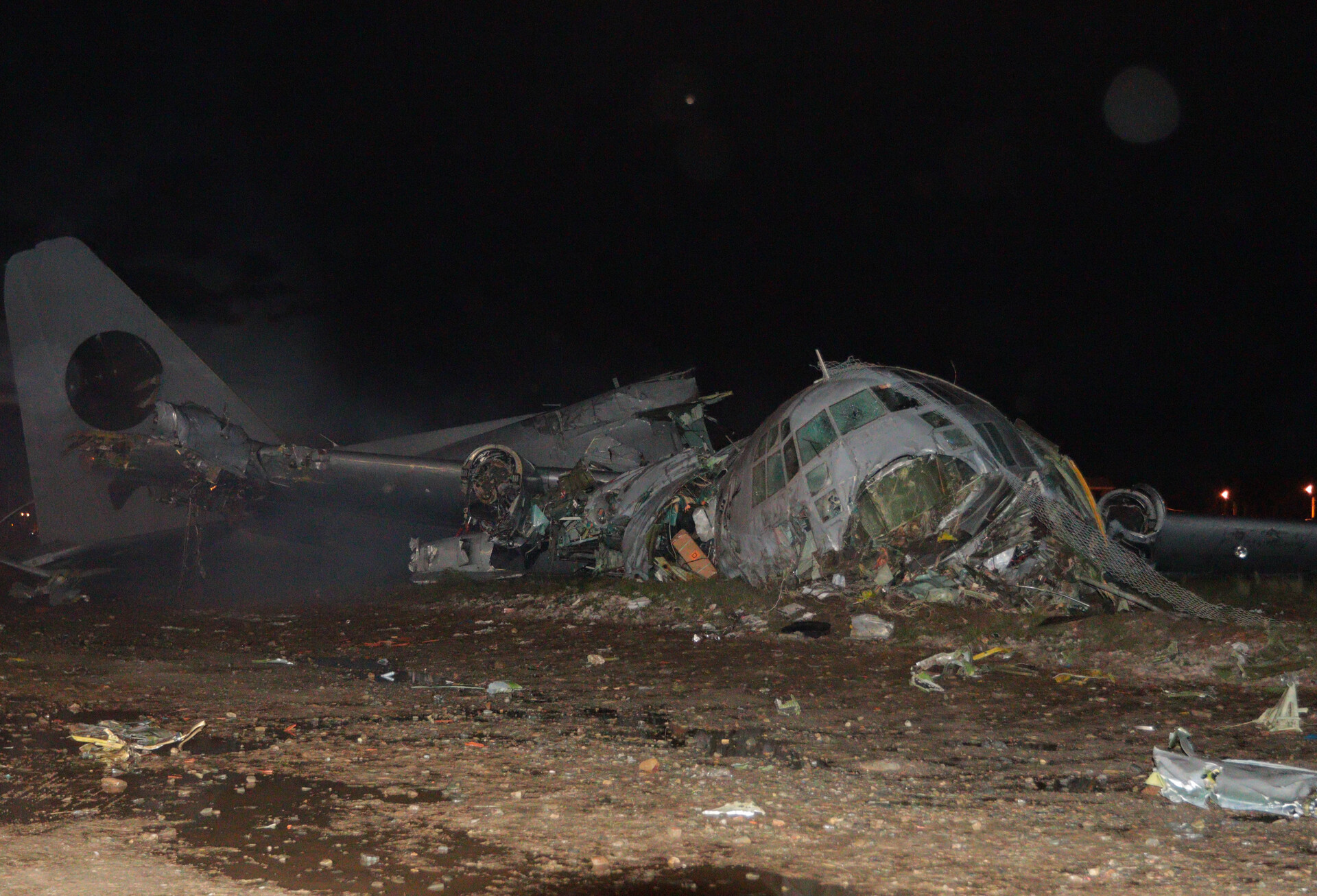 玻利维亚一架军机降落时冲出跑道造成至少15人死亡(1)XxjpsgC000044_20260228_PEPFN0A001