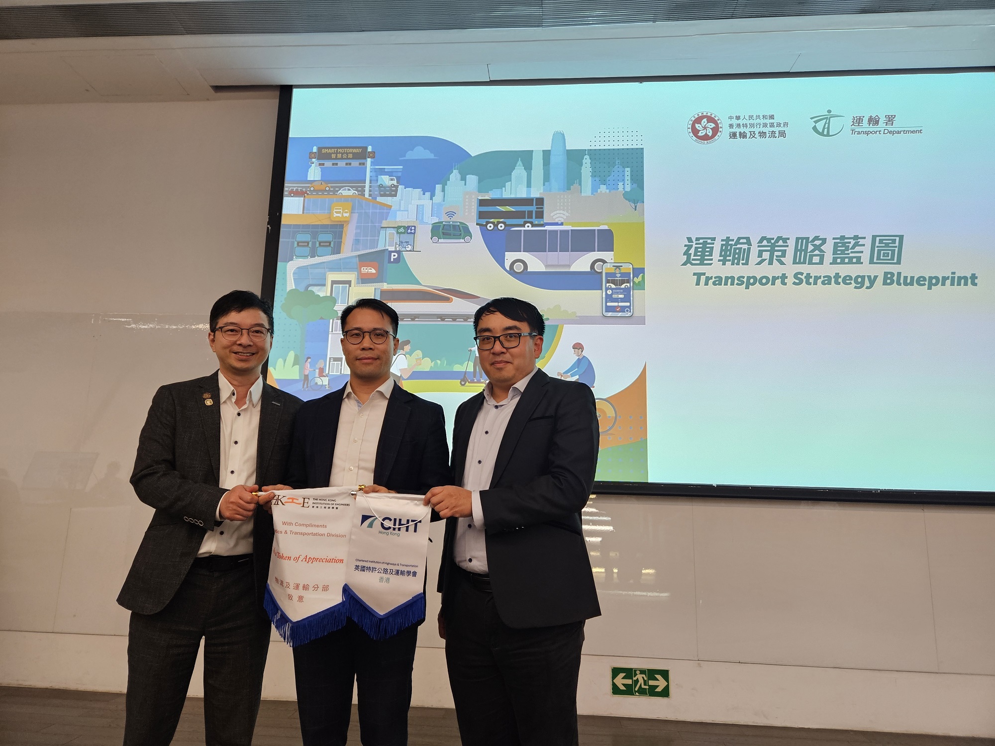 可能是一或多人和文字的图像