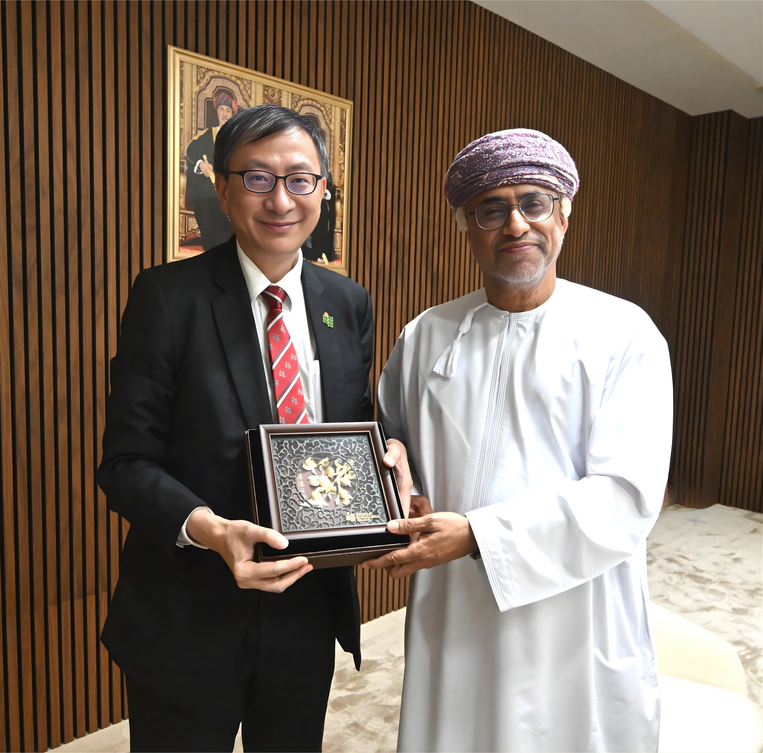 李子建教授（左）会见阿曼研究与创新总署主席Saif bin Abdullah bin Sulaiman Al Hadabi阁下（右）