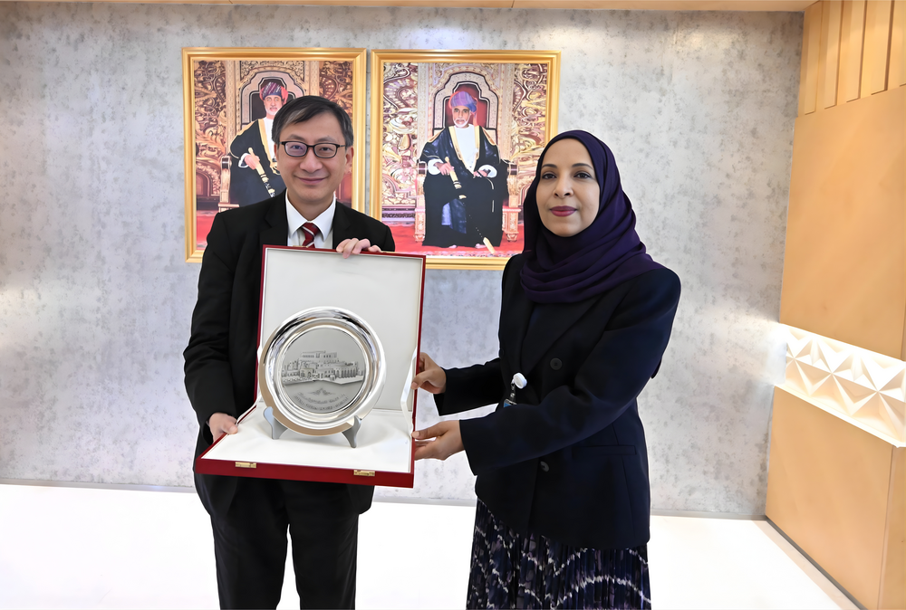 李子建教授（左）与阿曼教育部长Madiha bint Ahmed bin Nassir Al Shaibaniyah阁下（右）会晤
