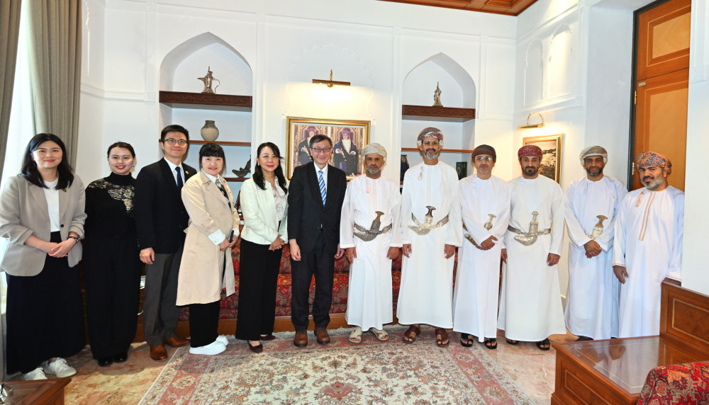 教大代表团与苏丹卡布斯大学代表举行会谈