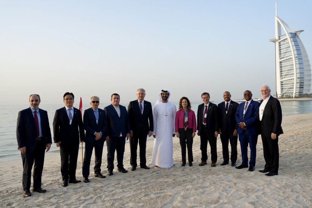 李子建教授（右四）與經濟會議與會者合影