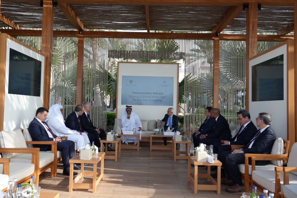 李子建教授（右一）參加經濟會議