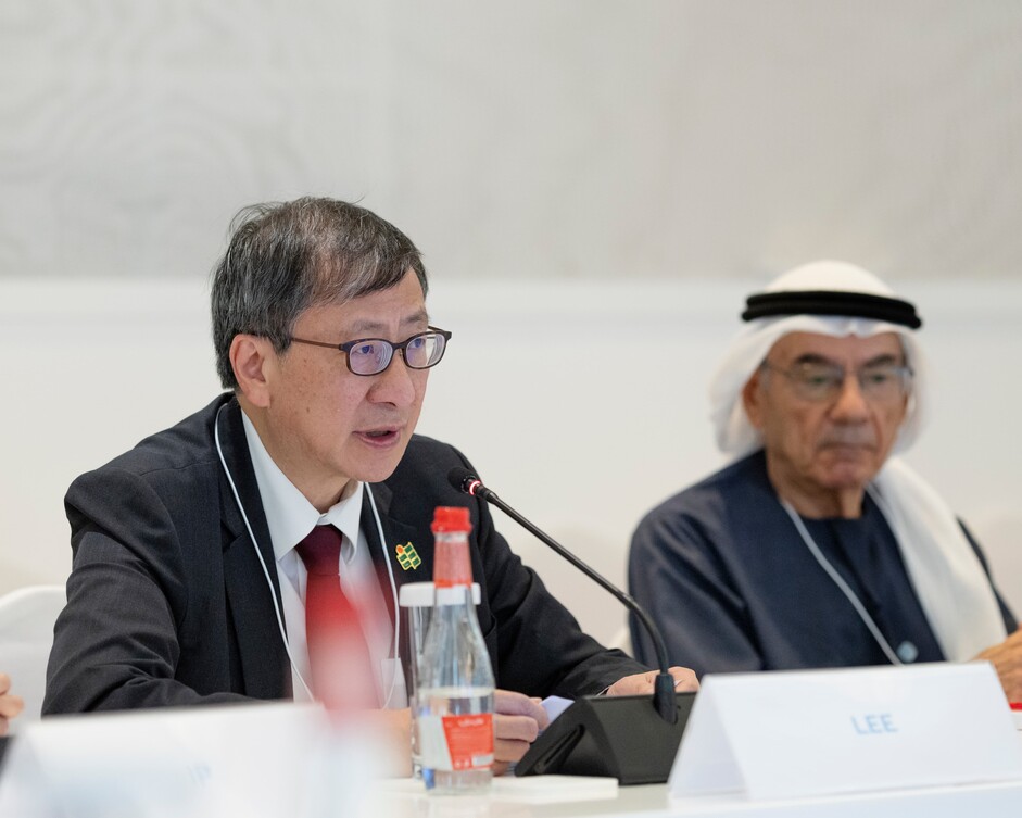 李子建教授（左）在全球大學圓桌會議上發言