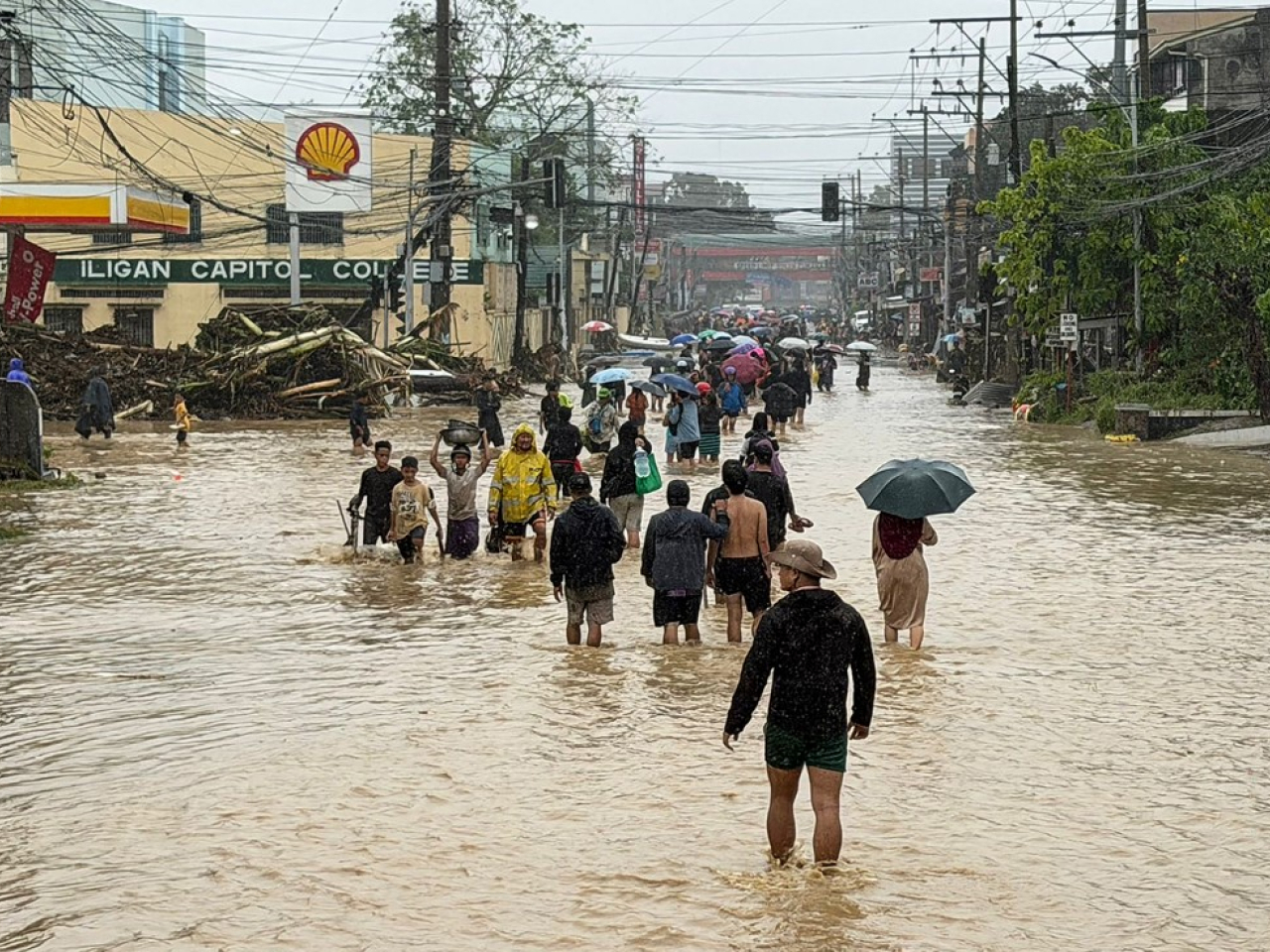 菲律宾南部城市伊利甘受热带气旋西望洋影响，出现水浸。（法新社）