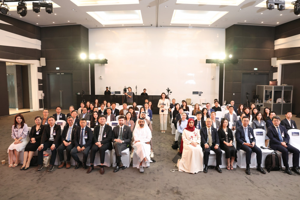 李子建教授参与“凤凰行天下·企业出海全球论坛”合照