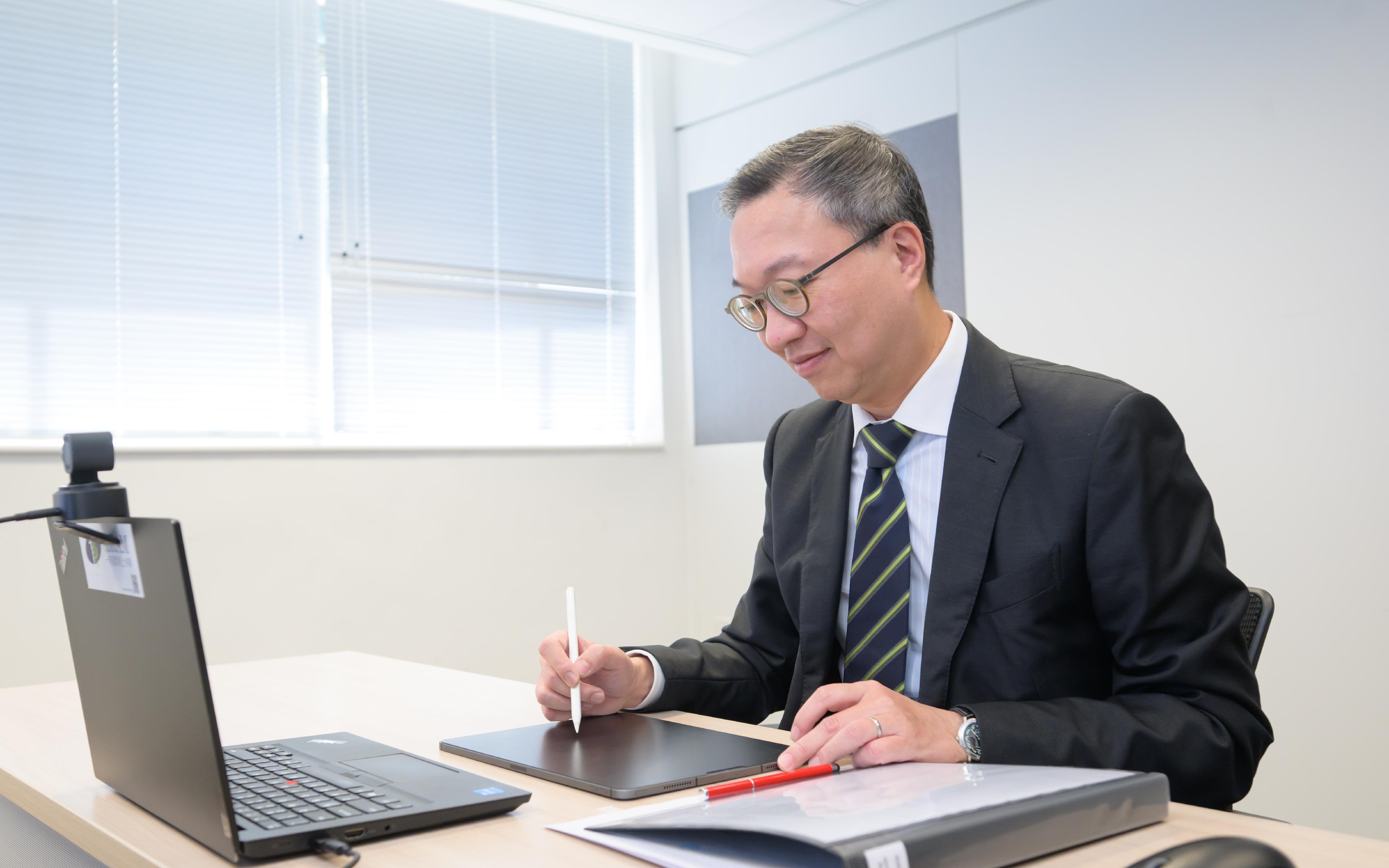 律政司司长林定国资深大律师今日(三月十二日)与国际统一私法协会秘书长Ignacio Tirado教授在网上签署仪式上,就关于私法协会在香港特区设立亚太地区联络办公室的行政安排签署备忘录。