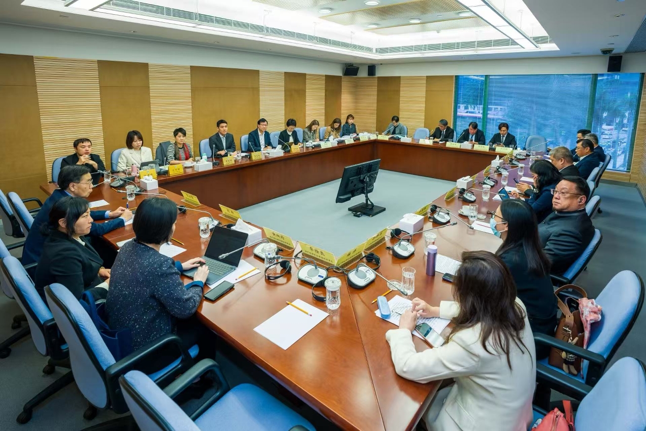 公共行政事务跟进委员会的专责小组与不同界别社团代表开会,就优化横琴口岸通关安排收集意见。