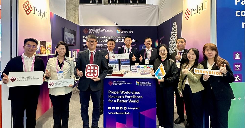 理大首次参与于巴塞隆拿举行的“2026 年世界移动通讯大会”，成为香港唯一参展大学。代表团由理大高级副校长（研究及创新）赵汝恒教授（左三）带领。