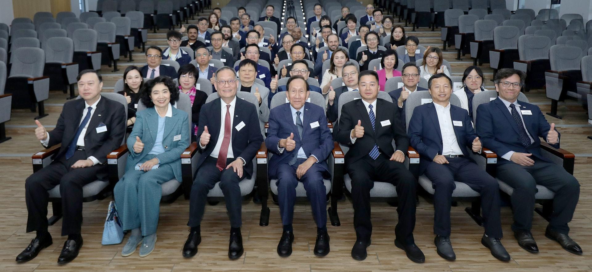 香港都會大學深圳研究院3月16日於深圳虛擬大學園舉行開幕儀式。大學校董會及諮議會成員,以及大學管理層和其他成員出席。(都大圖片)