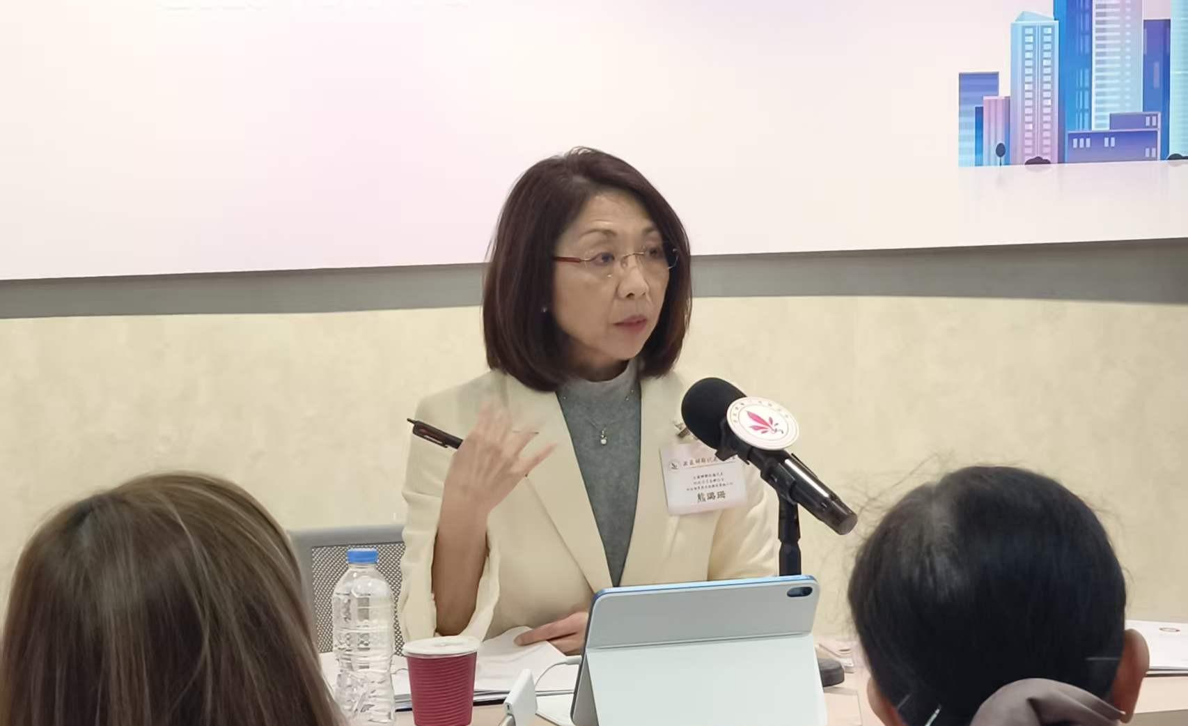 03 主讲嘉宾熊璐珊女士为在场各位姊妹解读本年度《财政预算案》的重点