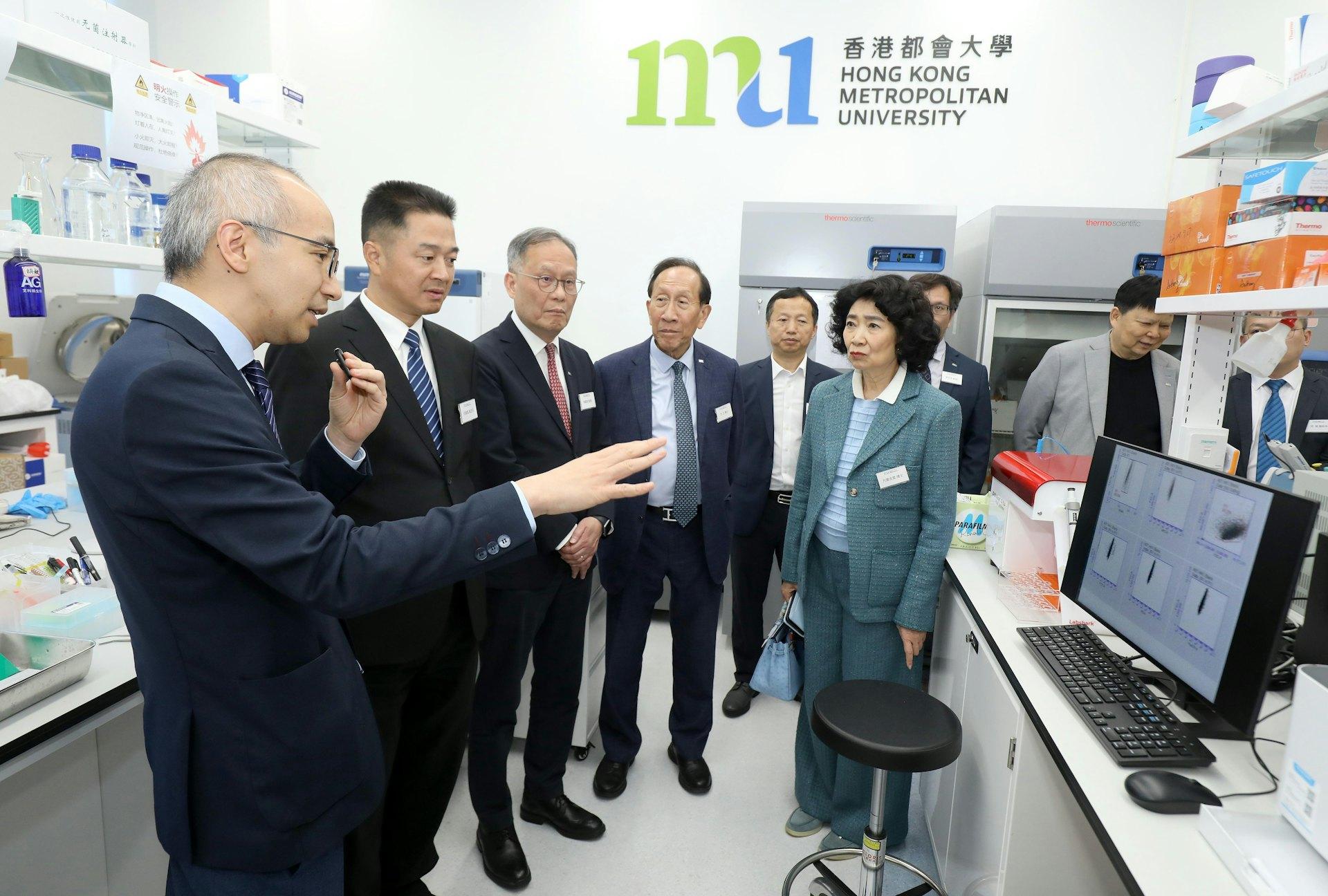 香港都會大學深圳研究院3月16日於深圳虛擬大學園舉行開幕儀式。研究團隊向嘉賓介紹實驗室及各類先進研究設備。(都大圖片)