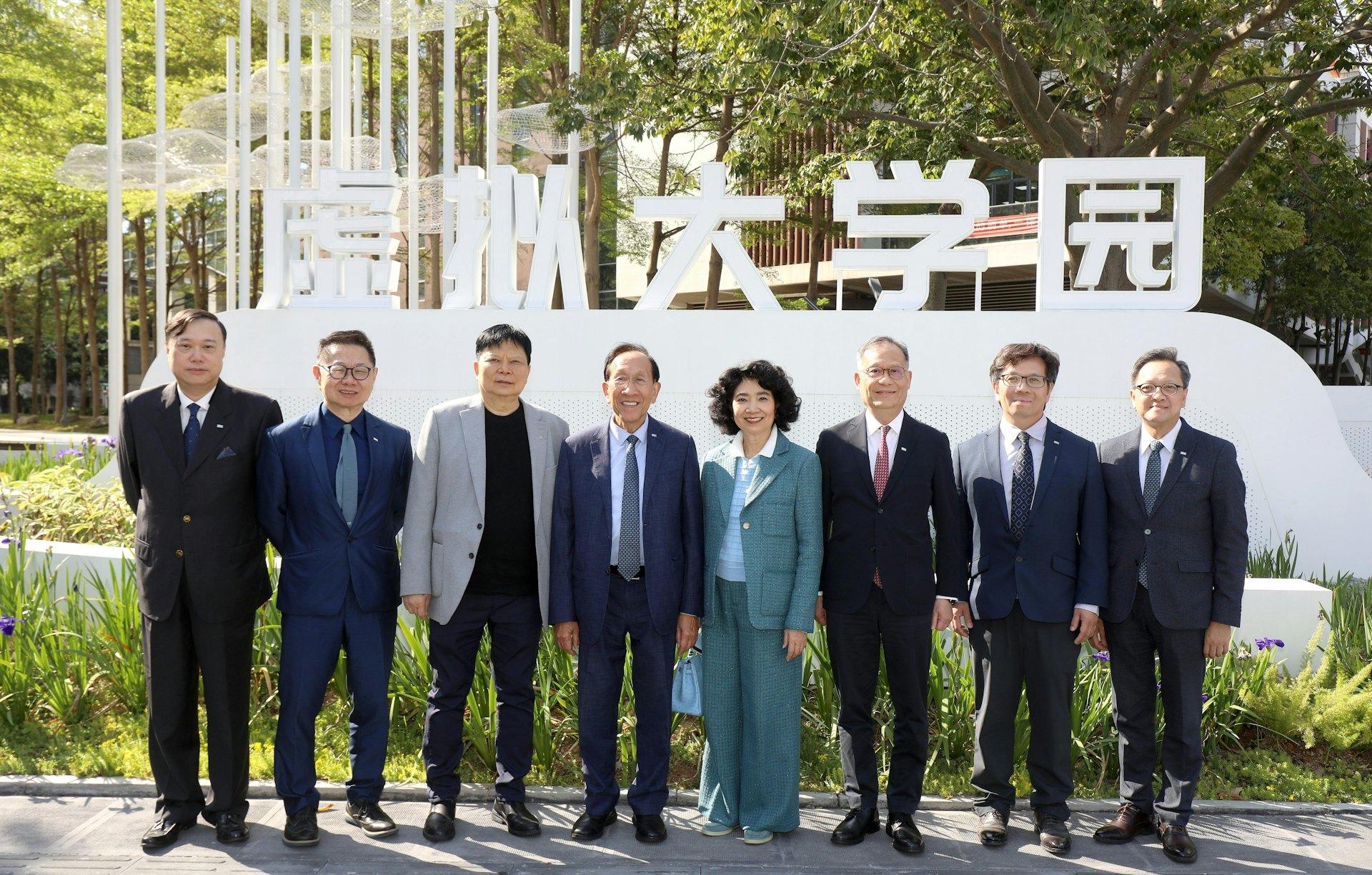 香港都會大學深圳研究院3月16日於深圳虛擬大學園舉行開幕儀式。一眾嘉賓出席深圳研究院開幕及參觀其設施。(都大圖片)