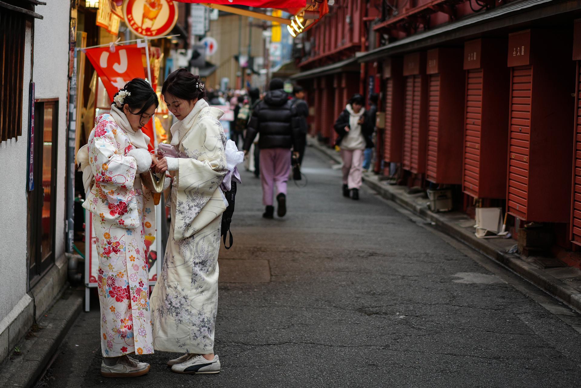 (新华视界)(1)日本观光局:2025年12月中国内地访日游客数量同比大降XxjpsgC000464_20260121_PEPFN0A001